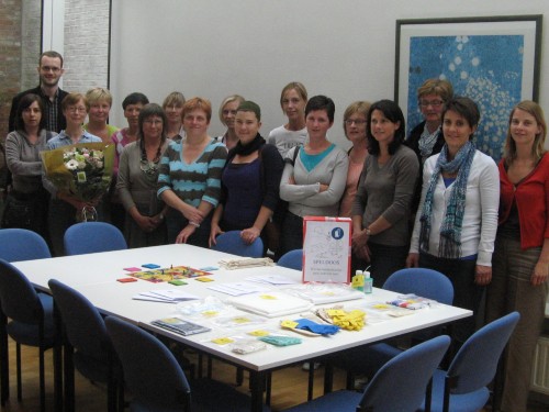 Een aantal medewerkers van Familiezorg West-Vlaanderen vzw -regio Tielt woonden op de Internationale Dag voor Preventie en Bescherming op het Werk de vorming bij 'wie het handschoentje past, trekt het aan – over persoonlijke beschermingsmiddelen in de thuiszorg'.